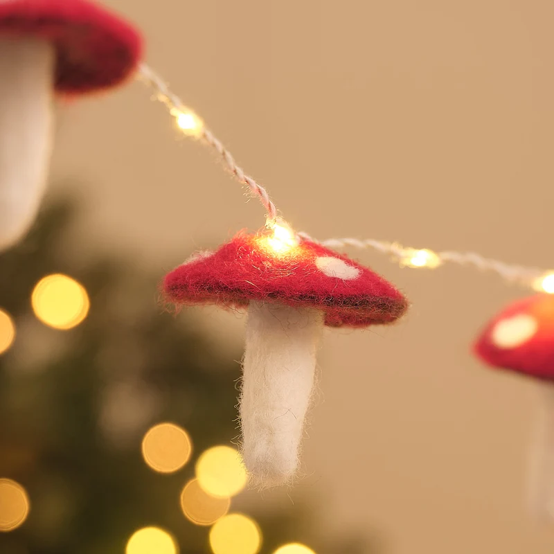 1,4 m LED-Girlande mit Filz-Fliegenpilzen