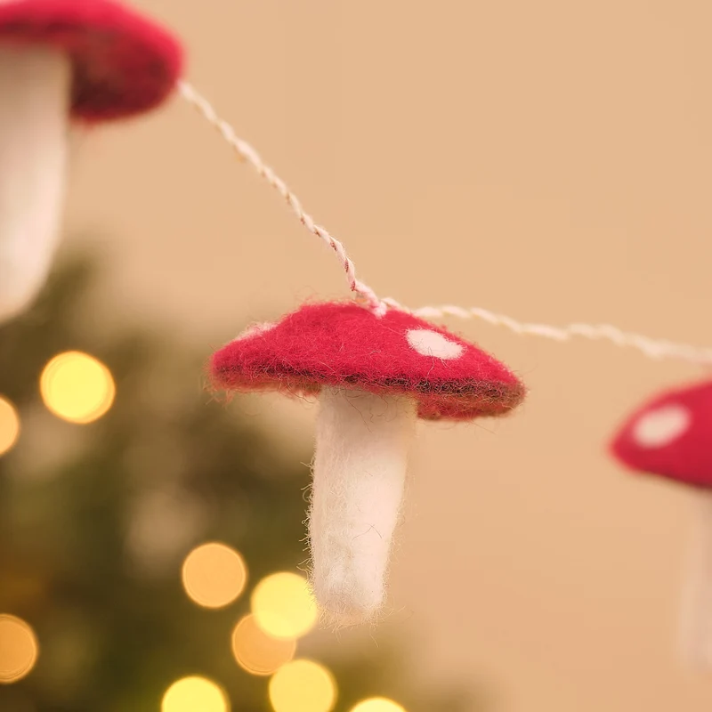 1,4 m LED-Girlande mit Filz-Fliegenpilzen