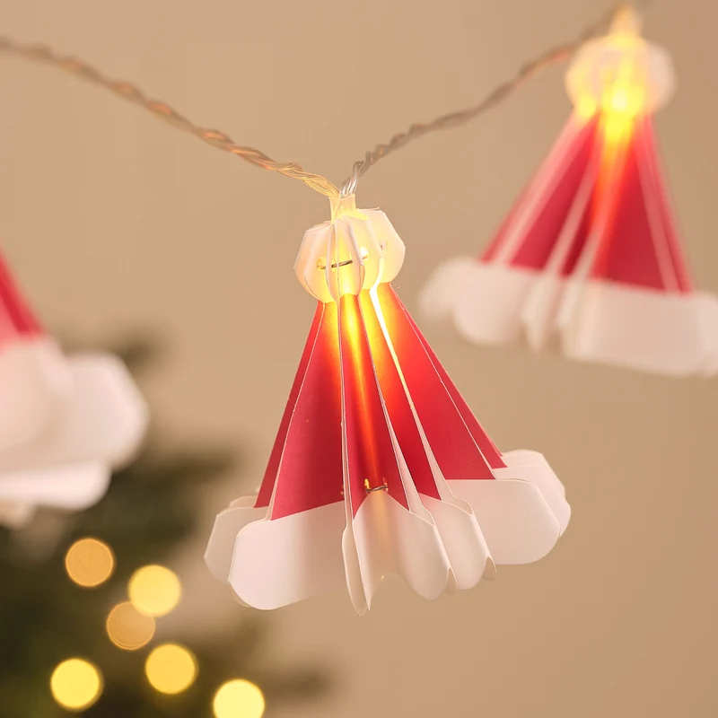 Warmweiße LED-Lichterkette mit 10 Weihnachtsmützen aus Papier
