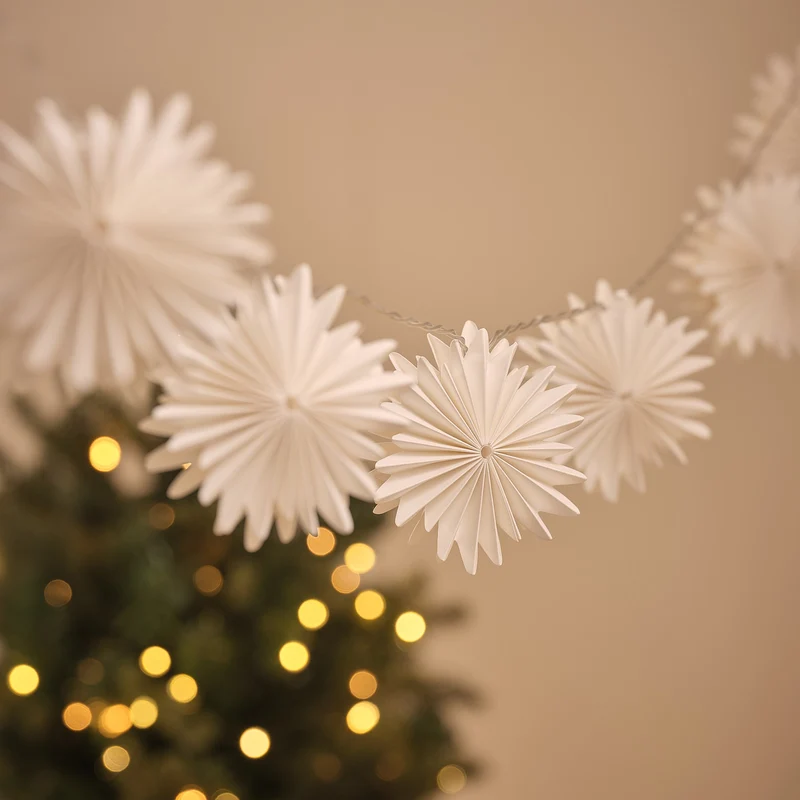 10er LED-Lichterkette mit Papier-Schneeflocken in Warmweiß