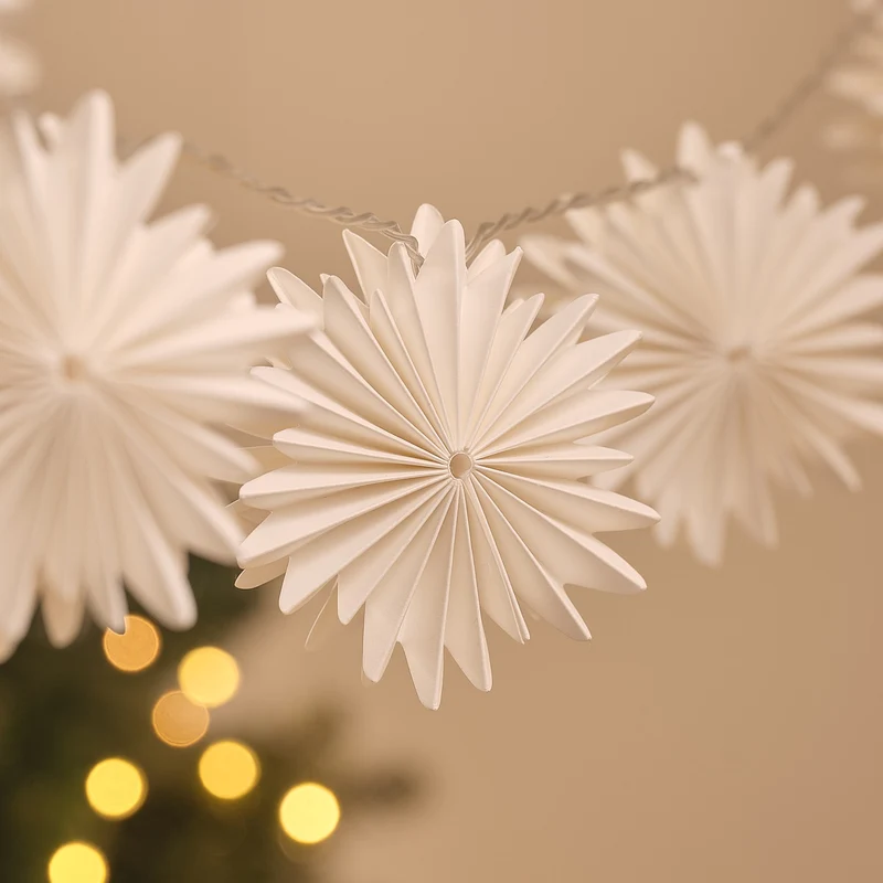 10er LED-Lichterkette mit Papier-Schneeflocken in Warmweiß
