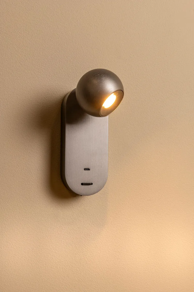 LED-Wandleuchte Montana mit CCT und USB-C-Ladeanschluss
