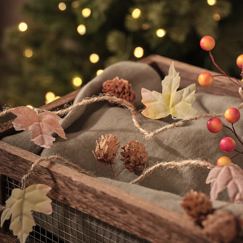 2 m LED-Herbstgirlande mit Blättern, Tannenzapfen & 20 Mikro-LEDs, Warmweiß