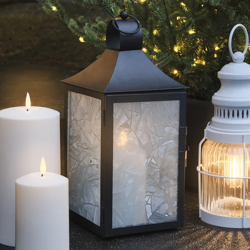 Schwarze Senja Glaslaterne mit TruGlow® Outdoor Kerze und Frosteffekt
