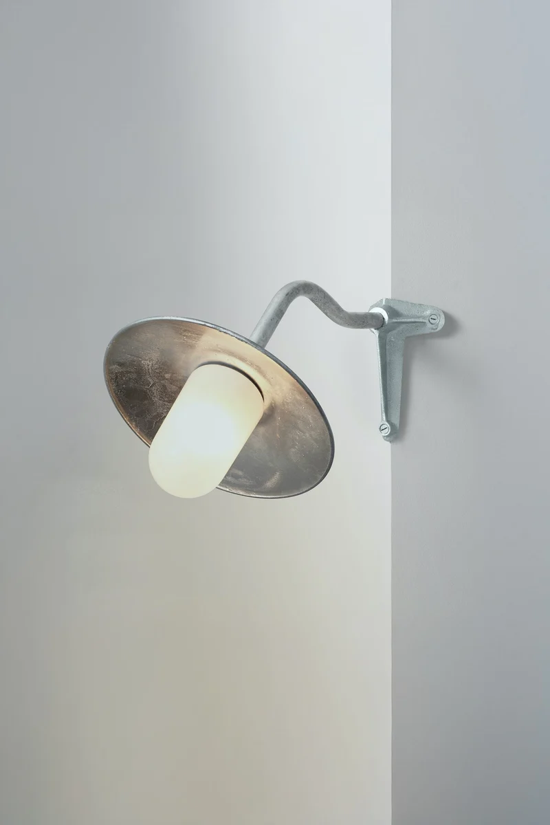 Exterior Bracket Light, Canted, 7680