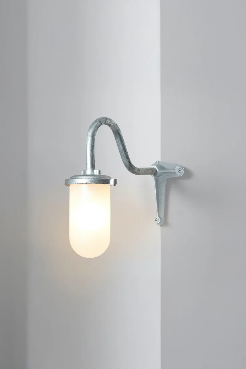Bracket Light, 100W, Swan Neck 7672