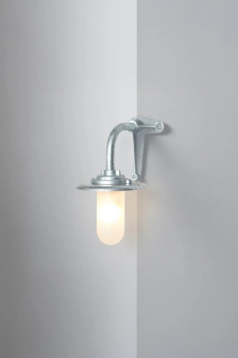 Exterior Bracket Light, 60W, 7677