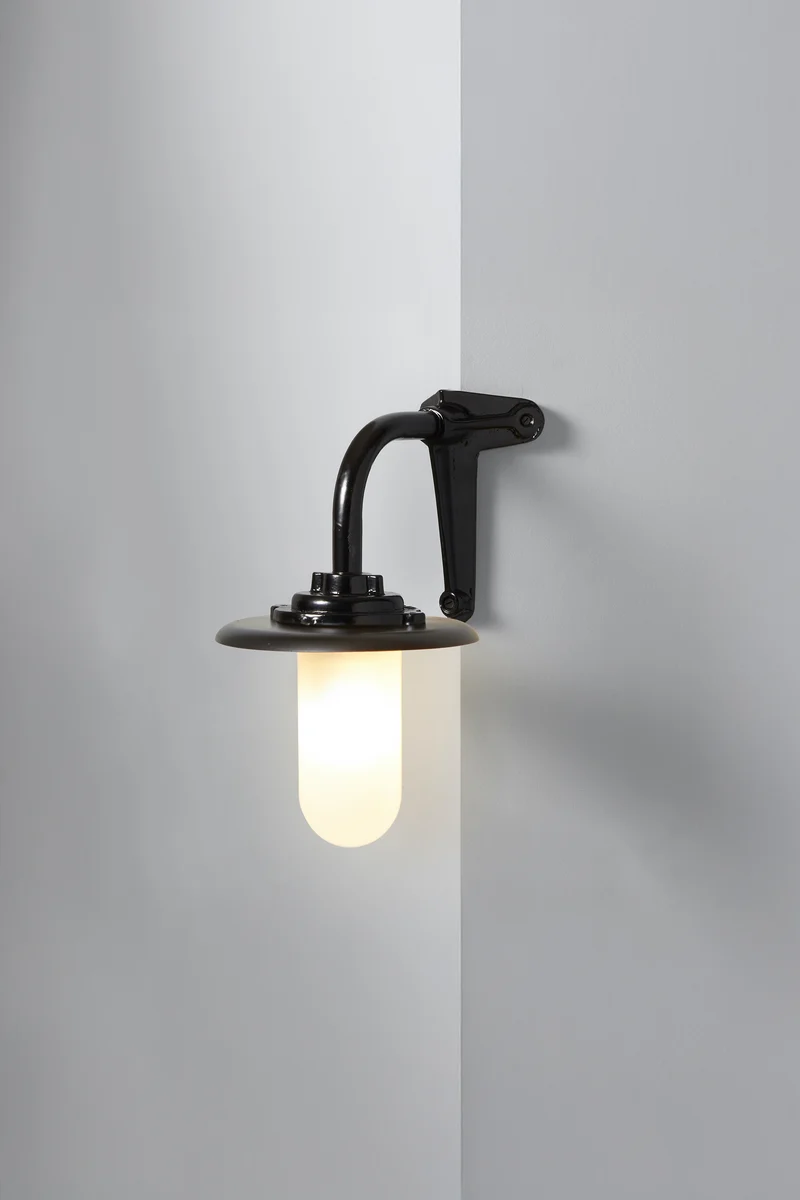 Exterior Bracket Light, 60W, 7677
