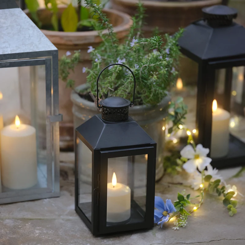 Schwarze "Seaton" Laterne mit TruGlow® LED‑Kerze & Fernbedienung