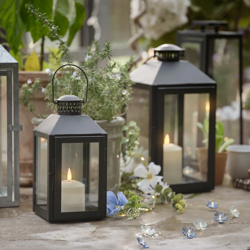 Schwarze "Seaton" Laterne mit TruGlow® LED‑Kerze & Fernbedienung