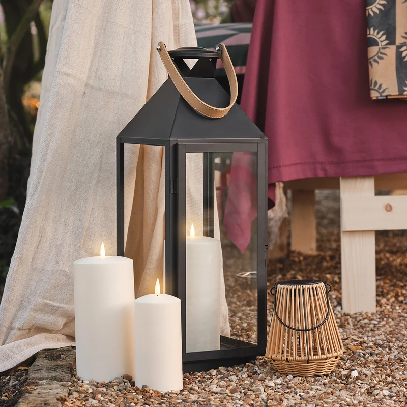 Große "Brixham" Laterne mit Griff & TruGlow® LED-Kerze