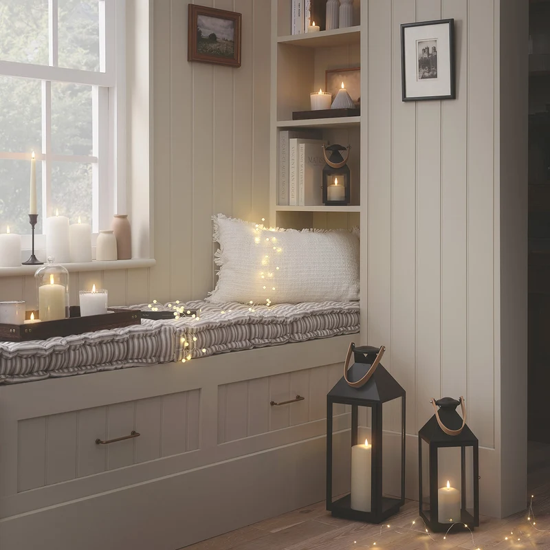 Schwarze "Brixham" TruGlow® LED-Laterne mit Griff in Lederoptik