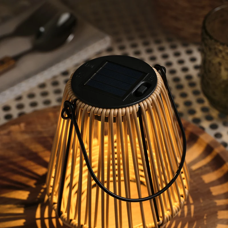 Hygge Solar-Laterne in Rattanoptik mit warmweißer LED