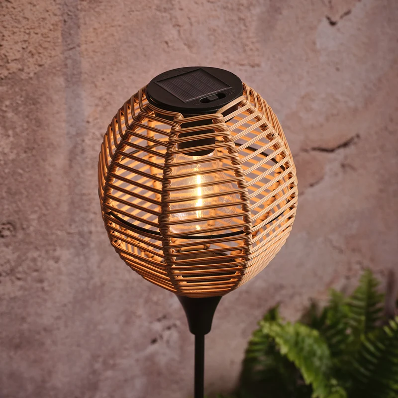 Solar-Gartenstecker in Rattan-Optik mit warmweißer LED
