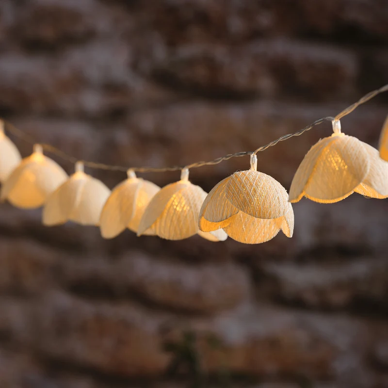 LED-Wiesenblumen-Lichterkette mit Timer in Warmweiß