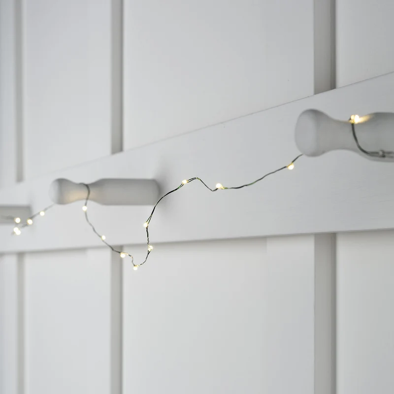 Batteriebetriebene 50er Mikro-LED-Lichterkette mit grünem Draht in Warmweiß für Innen & Außen