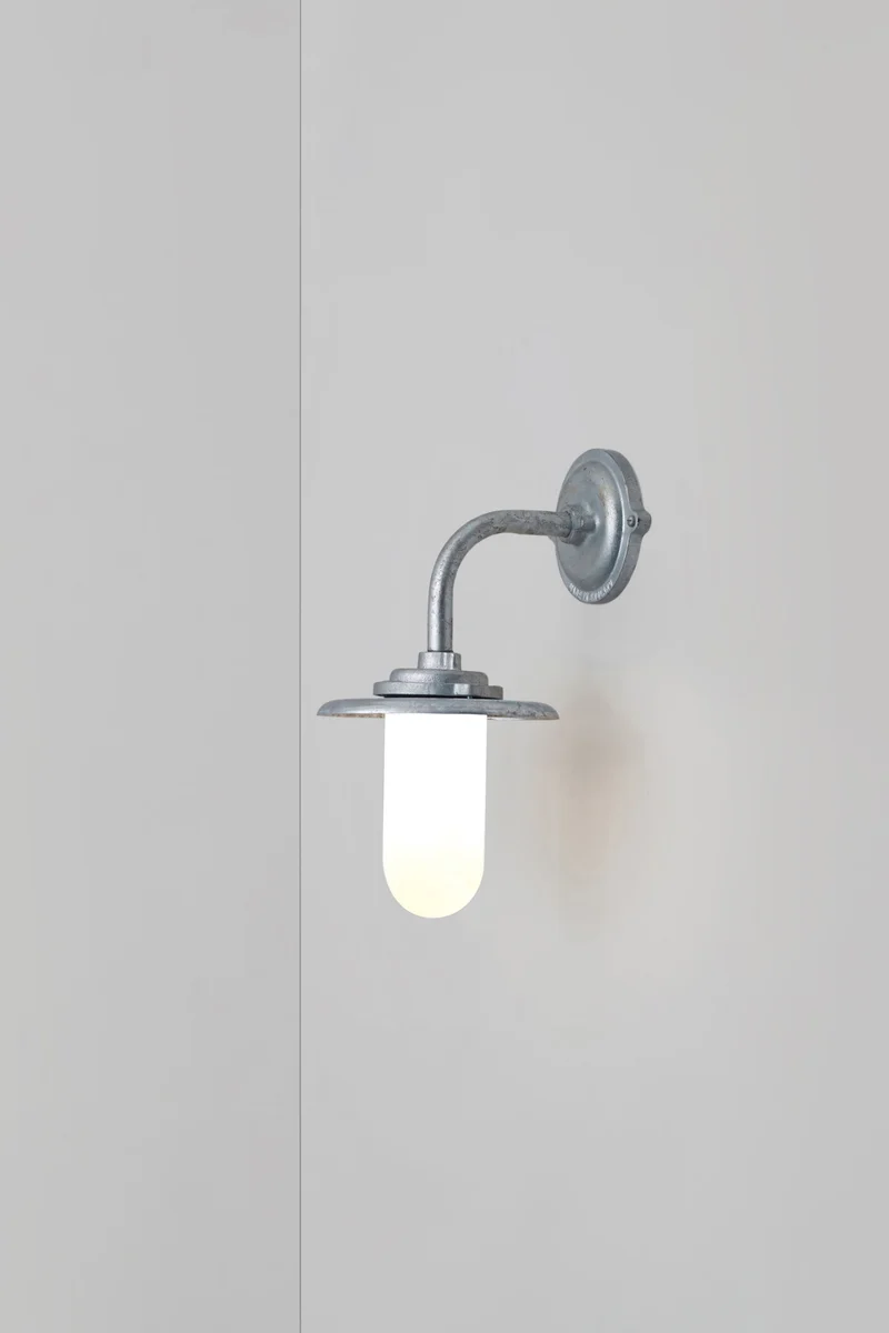 Exterior Bracket Light, 60W, 7677