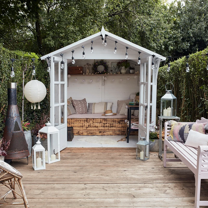 Mittelgroße Perth Metall Laterne weiß mit TruGlow® Outdoor Kerze mit Fernbedienung