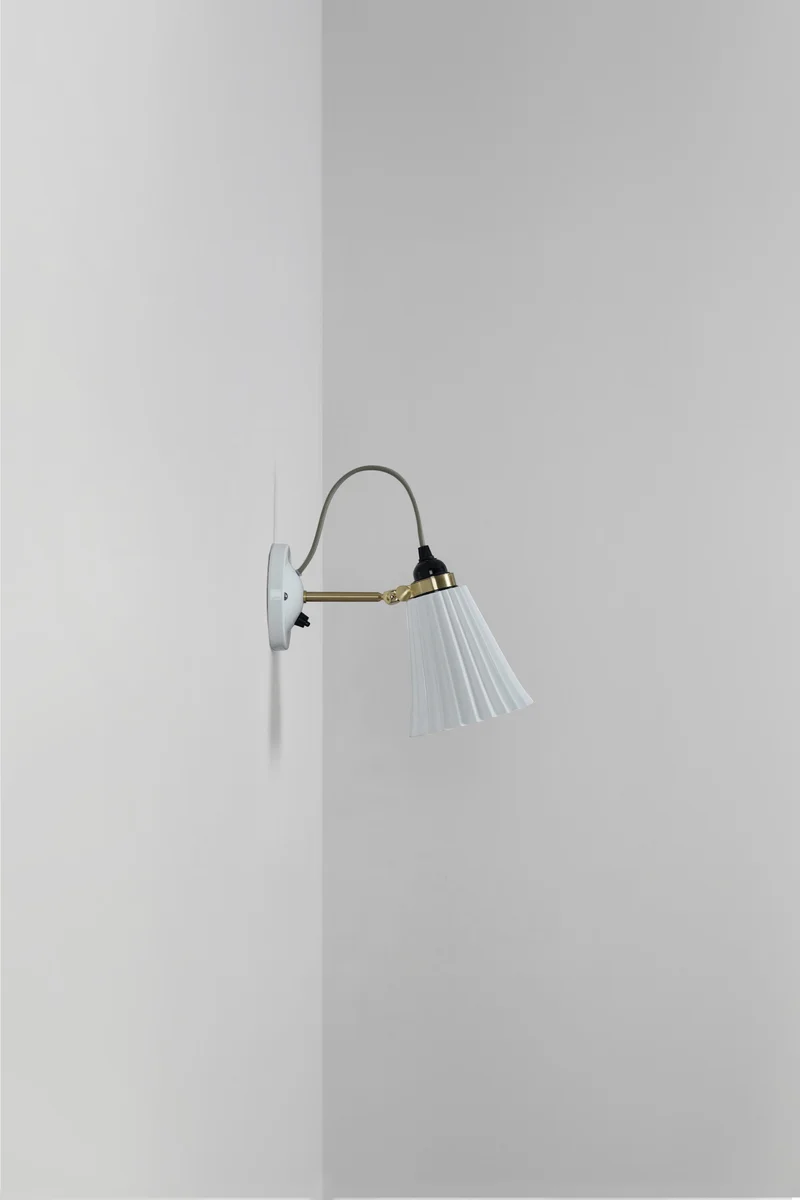 Hector Pleat Medium Wall Light, Switched, Brass