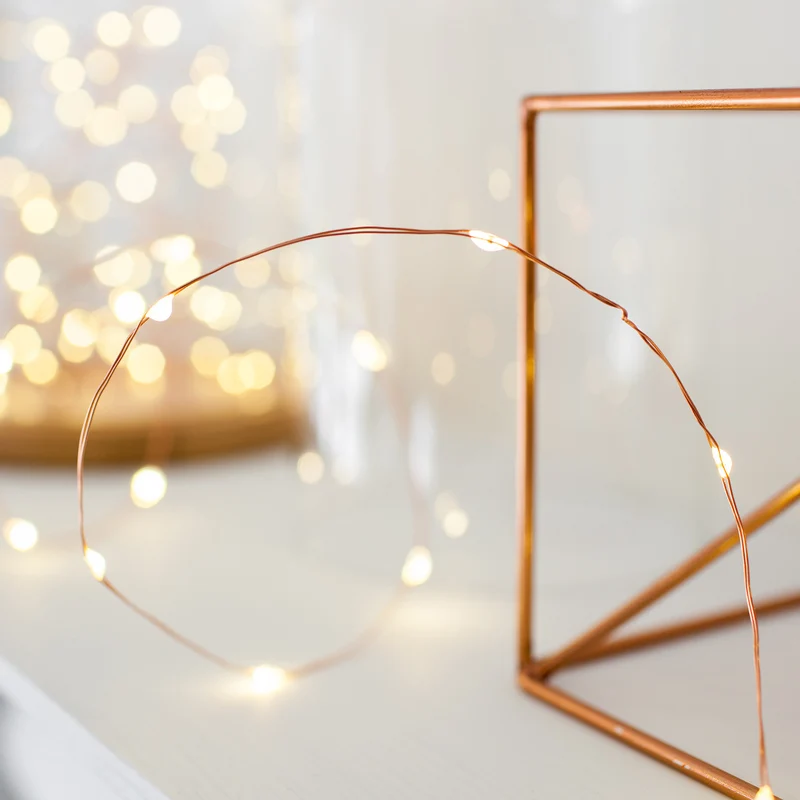 Batteriebetriebene 20er Mikro-LED-Lichterkette auf Kupferdraht in Warmweiß
