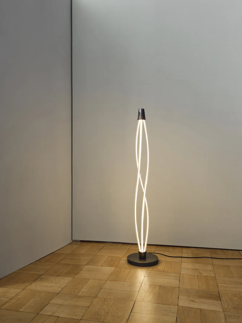 LEDVANCE Swirl Floor Stehleuchte aus geschwungenem Polycarbonat mit LED und Filament-Design, 22 W, 2400 lm, 3000 K, 830 warmweiß, dimmbar, dunkelgrau, 260 mm, IP20