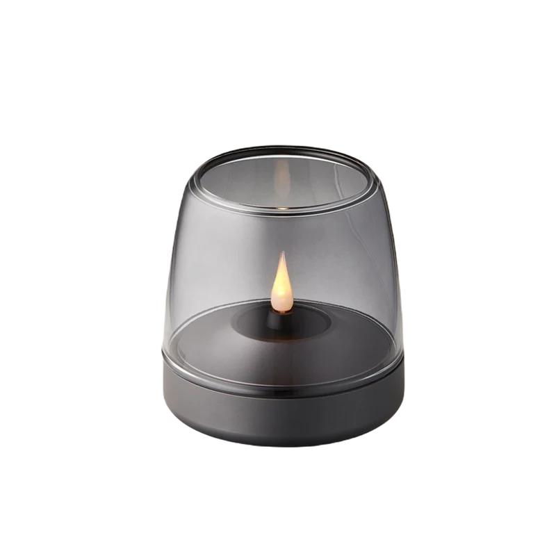Windlicht aus Glas und Aluminium mit modernem Design und LED-Kerzen-Kompatibilität, Rauchgrau – Glow 10 | Kooduu
