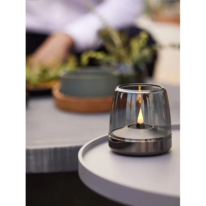 Windlicht aus Glas und Aluminium mit modernem Design und LED-Kerzen-Kompatibilität, Grün – Glow 10 | Kooduu