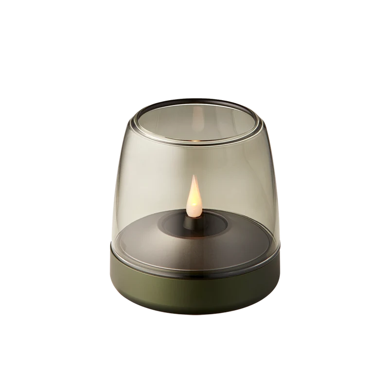 Windlicht aus Glas und Aluminium mit modernem Design und LED-Kerzen-Kompatibilität, Grün – Glow 10 | Kooduu