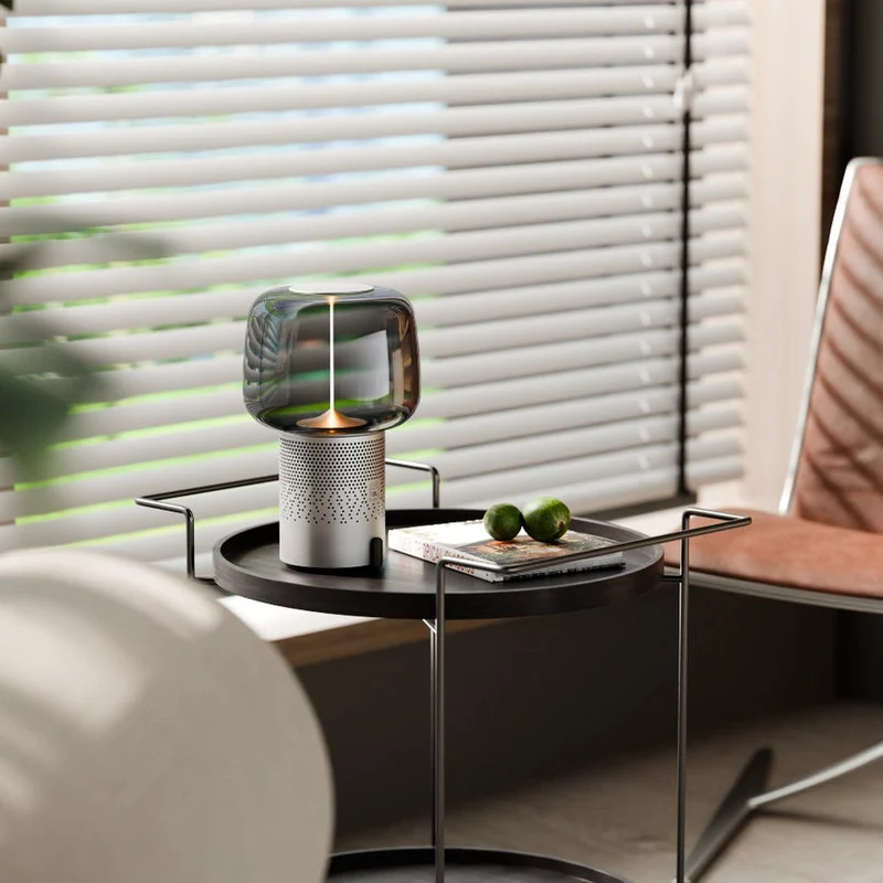 Lautsprecherleuchte aus pulverbeschichtetem Stahl mit handgefertigtem Glasschirm und Filament-LED – Serena PLAY | Kooduu