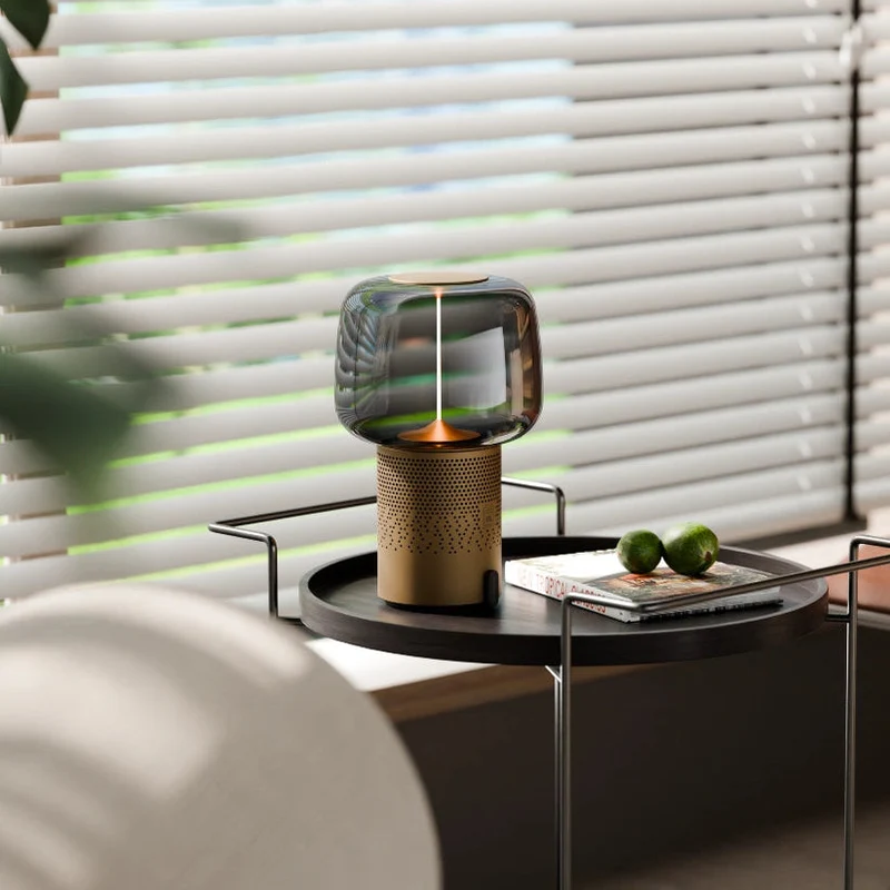 Lautsprecherleuchte aus pulverbeschichtetem Stahl mit handgefertigtem Glasschirm und Filament-LED – Serena PLAY | Kooduu