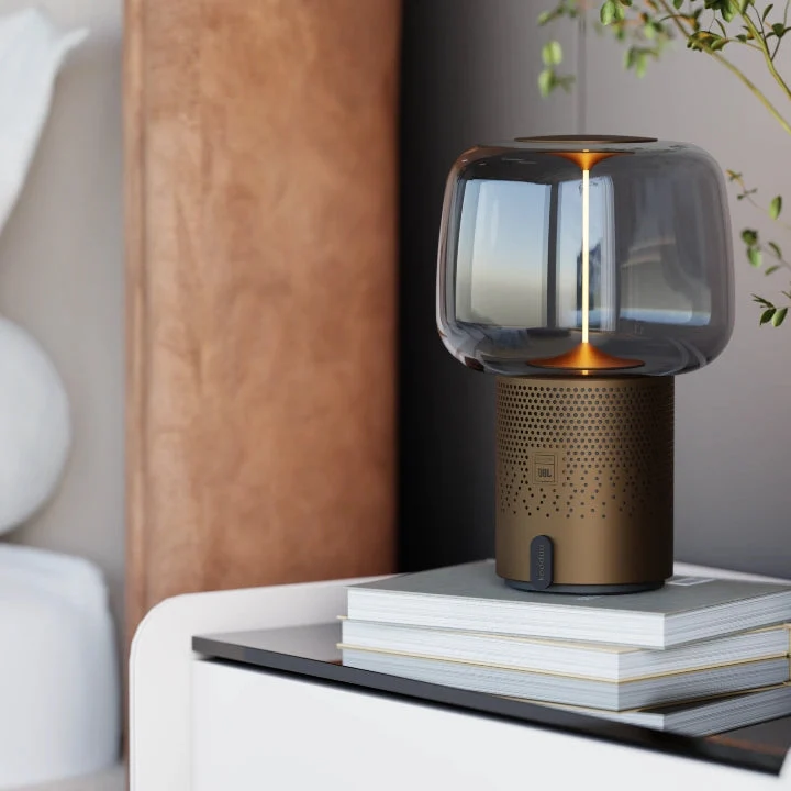 Lautsprecherleuchte aus pulverbeschichtetem Stahl mit handgefertigtem Glasschirm und Filament-LED – Serena PLAY | Kooduu