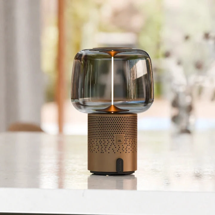 Lautsprecherleuchte aus pulverbeschichtetem Stahl mit handgefertigtem Glasschirm und Filament-LED – Serena PLAY | Kooduu