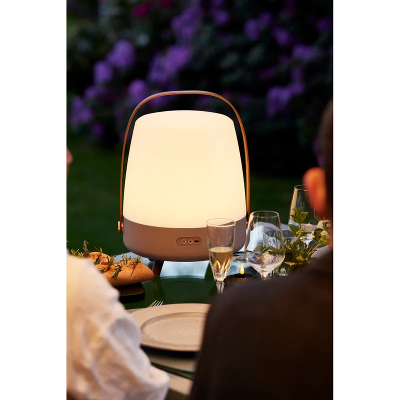 Lautsprecherleuchte aus Polyethylen mit Holzgriff und Messingakzenten - Lite-up Play | Kooduu