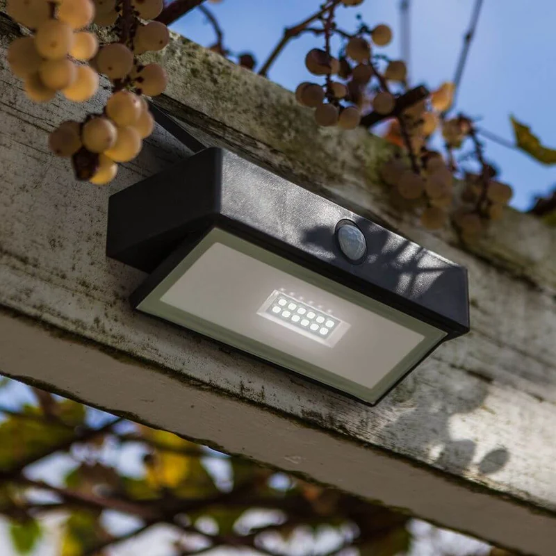LED-Wandleuchte Arrow mit Solarpanel und Bewegungsmelder