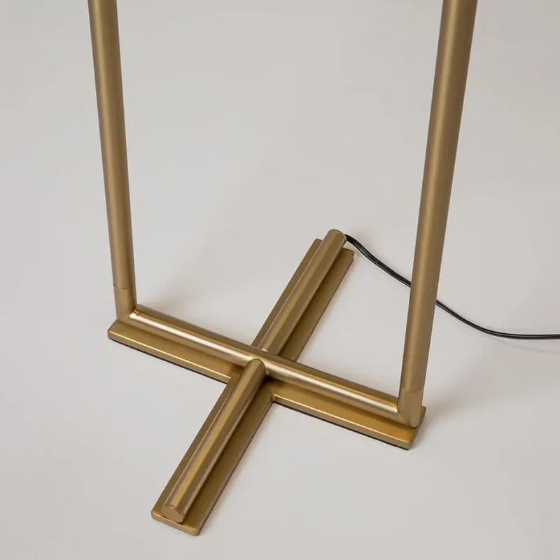 Stehleuchte – Messing Finish, Metallgehäuse, 12W Leistung, 360° Licht - The Sixth Sense | Maytoni