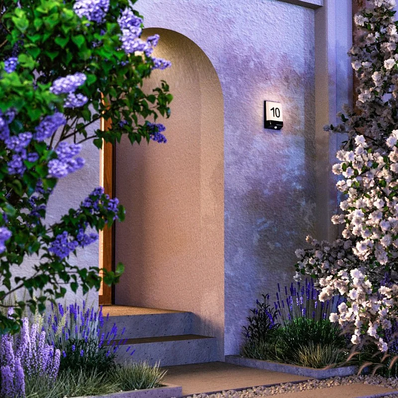 Wandleuchte aus grafitschwarzem Aluminium mit Hausnummern-LED – Row | Maytoni