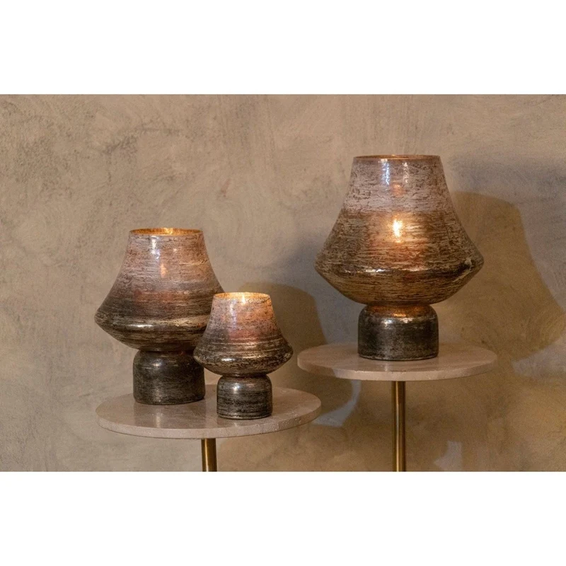 Windlicht – Graues Glas, Skulpturale Form, Erhöhter Sockel, M – Soroosh | PTMD