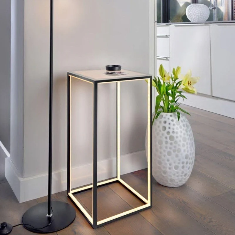 Stehleuchte hochwertiger Metallkorpus schlanke Formensprache integrierte LED-Technik – DELUX | Sompex