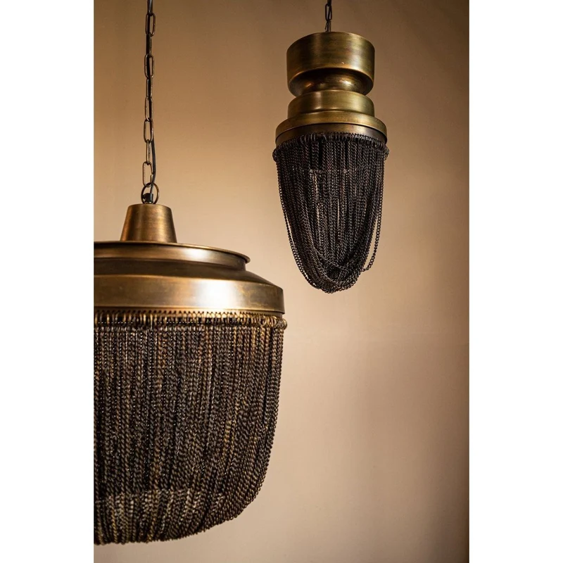 Pendelleuchte aus Eisen mit Gold-Finish, dekorativen Kettenelementen und skulpturalem Design L – Zelivo | PTMD