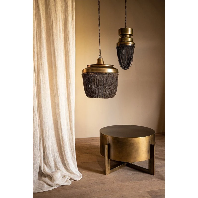 Pendelleuchte aus Eisen mit Gold-Finish, dekorativen Kettenelementen und skulpturalem Design L – Zelivo | PTMD