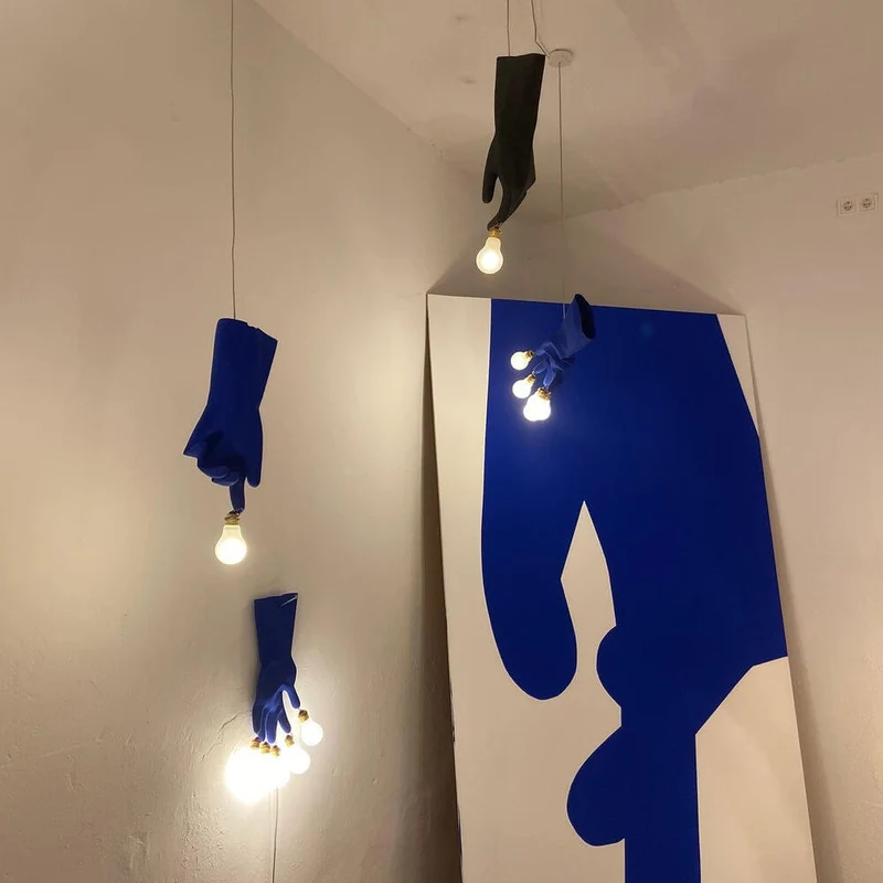 Ingo Maurer LED Hängeleuchte Black Luzy Handschuh