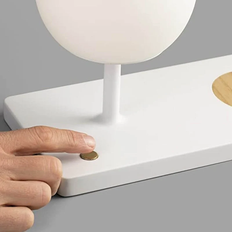 LED Tischleuchte NIKO mit induktiver Handy Ladestation